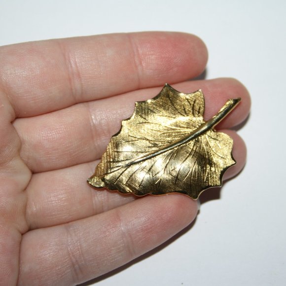 Vintage gold leaf brooch - Picture 6 of 6